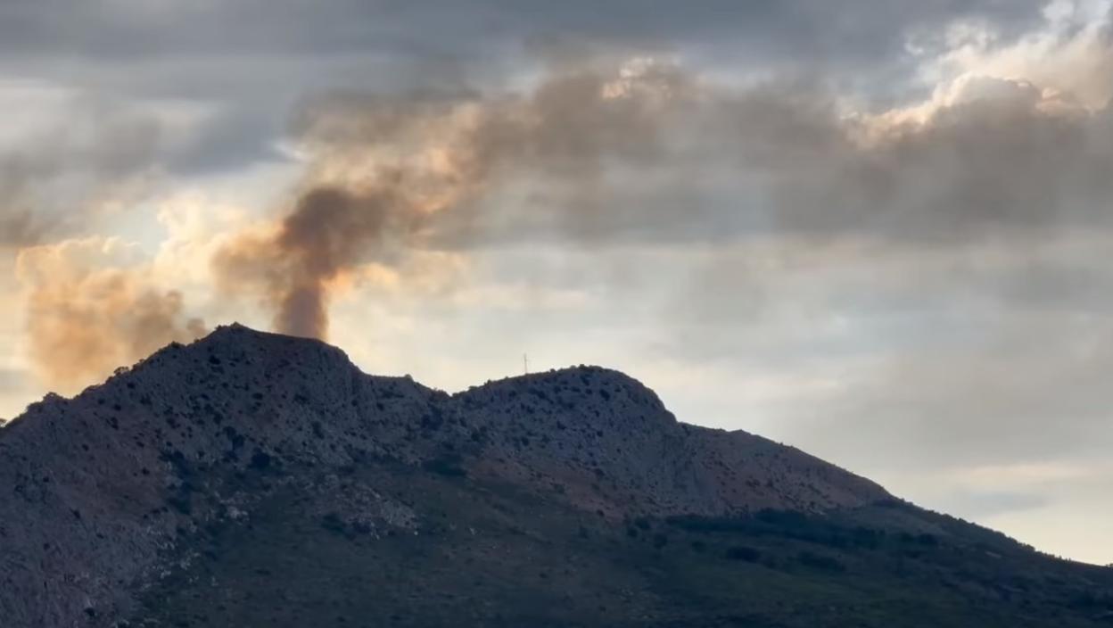 DRAMA U HRVATSKOJ Udar groma izazvao požar na brdu kod Splita – vatrogasne službe na terenu (VIDEO)
