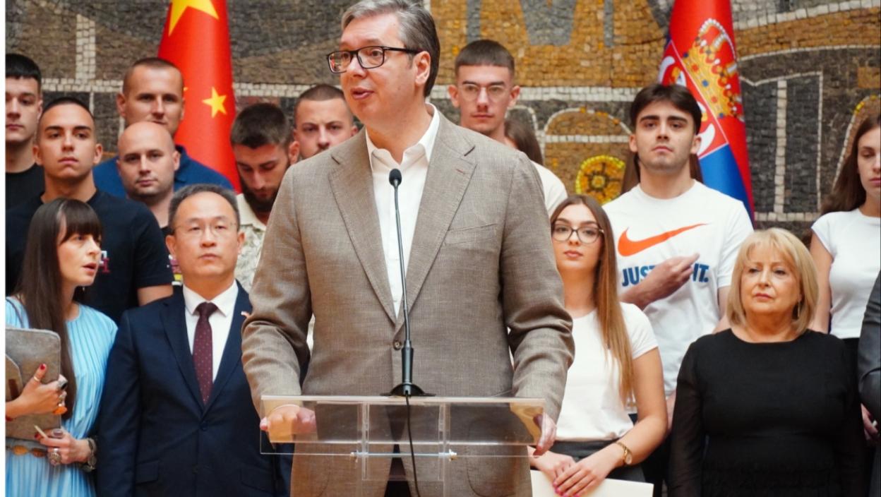 “BEZ SNOVA NEMA BUDUĆNOSTI, DA BISTE IH OSTVARILI MORATE DA RADITE NAPORNO” Vučić ugostio studente i đake koji putuju u Kinu: Želim vam srećan i uspešan put