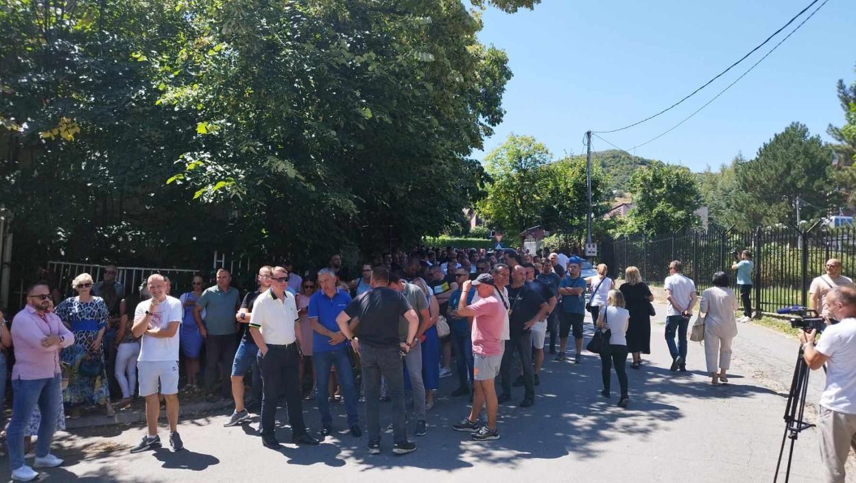 TEROR LAŽNOG PREMIJERA NE PRESTAJE Srbi se okupljaju ispred policijske stanice u Mitrovici zbog hapšenja dvojice aktivista: “Srbomrzac Kurti danas je naredio da se prefarba srpska trobojka…” (FOTO)