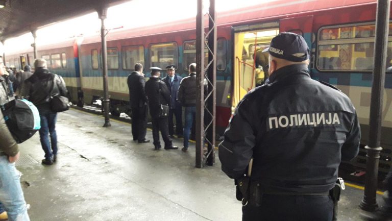 NEZAPAMĆENA DRAMA U VOZU U NOVOM SADU Mladić IZUJEDAO konduktera, pa nasrnuo i na putnika koji je pritekao u pomoć!