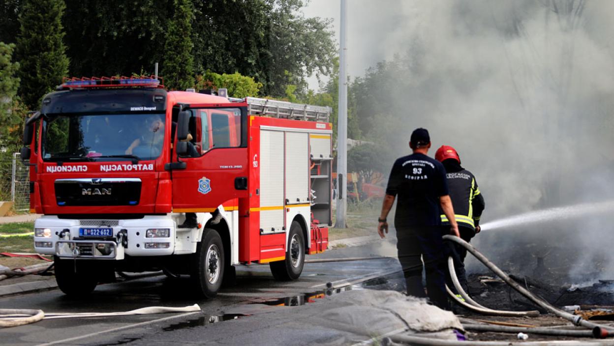 OGROMAN POŽAR KOD KNJAŽEVCA: Grad kao u magli, dim svuda, a vatrogasci u borbi sa vatrenom stihijom (FOTO)