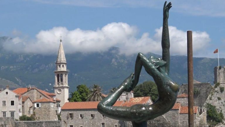 Balerina u Budvi odoleva olujama i burama: Za skulpturu se vezuje BOLNA legenda “Našli su je mrtvu na obali”
