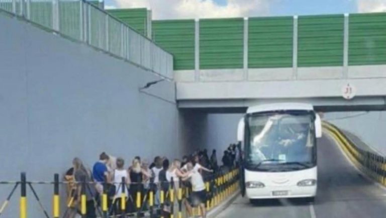 NEVEROVATNO! AUTOBUS UDARIO U NADVOŽNJAK: Staklo se razletelo na sve strane, Građani u šoku kako je uopšte došlo do incidenta (VIDEO)