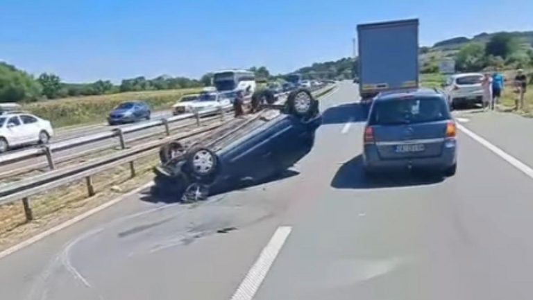 TEŽAK UDES KOD ISKLJUČENJA ZA POŽAREVAC: Od siline udarca automobil završio NA KROVU (VIDEO)