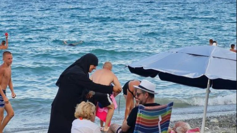 SRBI, PAZITE SE: Na Fejsbuk grupi upozoravaju na NOVU PREVARU na plažama u Grčkoj: “Predstavljaju se kao monahinje” (FOTO)