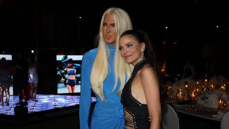 (FOTO) Naravno da žurka nije prošla bez Karleuše! Jelena stigla na rođendan Milice Pavlović, svi gledali u ONO što je nosila u rukama, VAU!