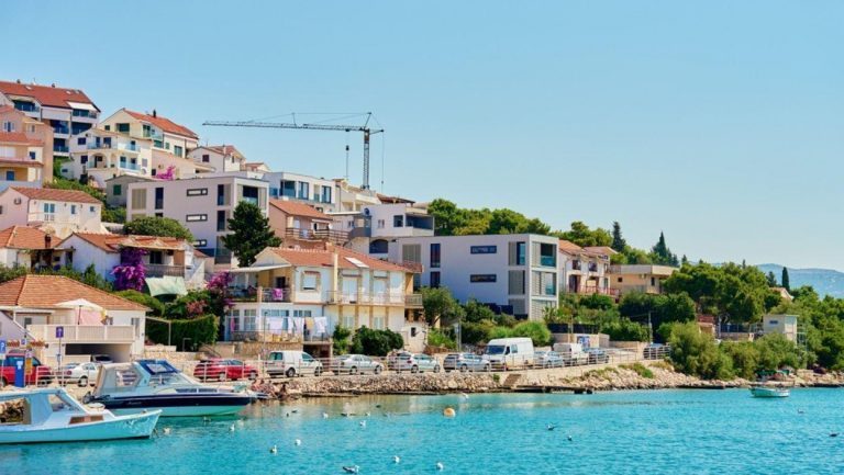 ŠTA TO PLIVA JADRANSKIM MOREM? Čoveka u Hrvatskoj NAPALA riba, otkinula mu KOMAD kože
