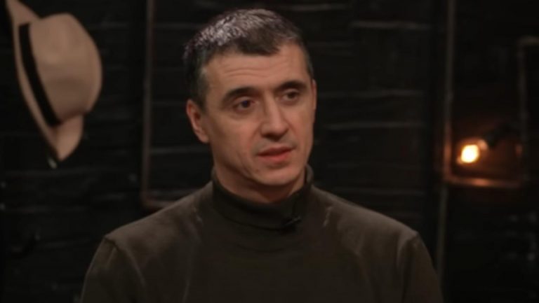 Pustio brkove, skroz osedeo: Marko Bulat više ne izgleda isto, mnogi ga na prvu NE BI NI PREPOZNALI (FOTO)