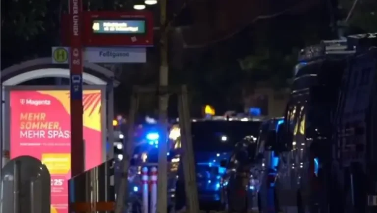 POLICIJA SKLANJA LJUDE, ONI PANIČNO BEŽE Dramatične scene ispred zgrade u kojoj je UBIJEN SRBIN: Sve oko stana blokirano