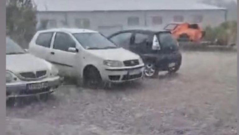JEZIVI SNIMCI OLUJE KOJA TUTNJI SRBIJOM: U trenutku se smračilo, grad krenuo da bije sve – Izdato HITNO upozorenje (VIDEO)