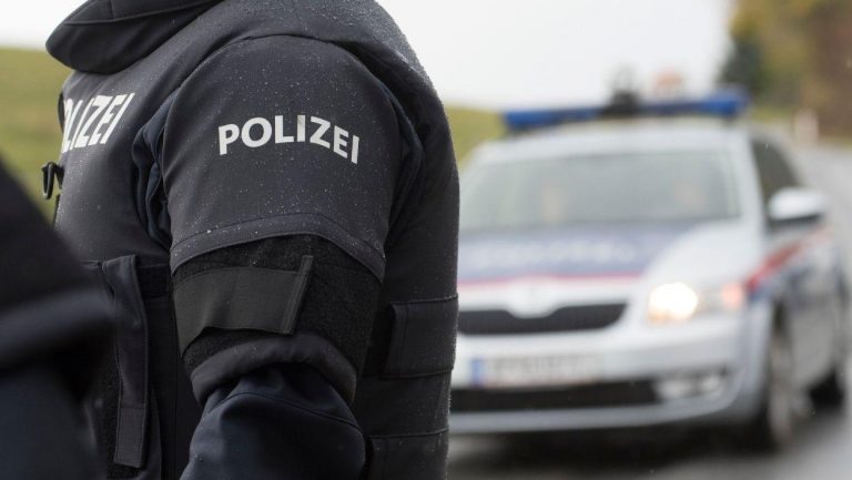 OTAC NAŠAO MRTVE ĆERKE U SPAVAĆOJ SOBI: Devojčice bile u krvi pored tela majke