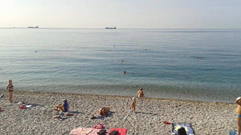 Plaža na Jadranu zatvorena zbog OPASNE BAKTERIJE! Evo šta sve može da uradi organizmu: “Povraćanje, visoka temperatura, umor…”