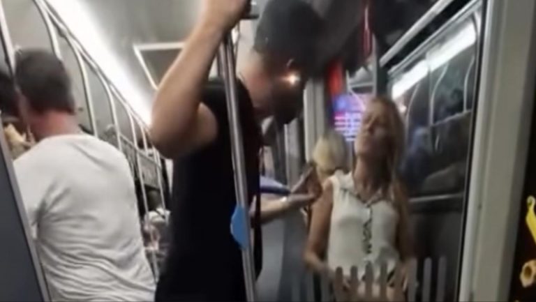 STRAŠNE SCENE NA LINIJI 18 U BEOGRADU Muškarac napao ženu u autobusu – putnici nemo posmatrali incident: “Mangup koji je snimao, bolje da je pomogao devojci…”