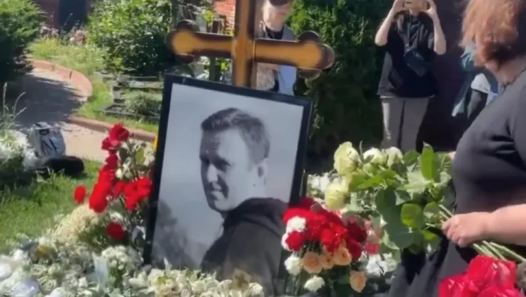 ŠEST MESECI OD SMRTI NAVALJNOG: Evo koga su kamere snimile na njegovom grobu, njih niko nije očekivao (FOTO)