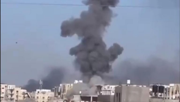 STRAVIČNI SNIMCI BOMBARDOVANJA GAZE Izrael napao Kan Junis, veliki broj ljudi beži : “Ovo je GENOCID” (VIDEO)