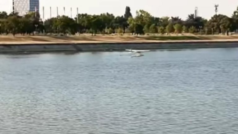 “KOME JE VRUĆE NEKA KUPI AVION” Hit scena na Savi u Beogradu! Sleteo, rashladio se i odleteo – OVO MORATE DA POGLEDATE (VIDEO)