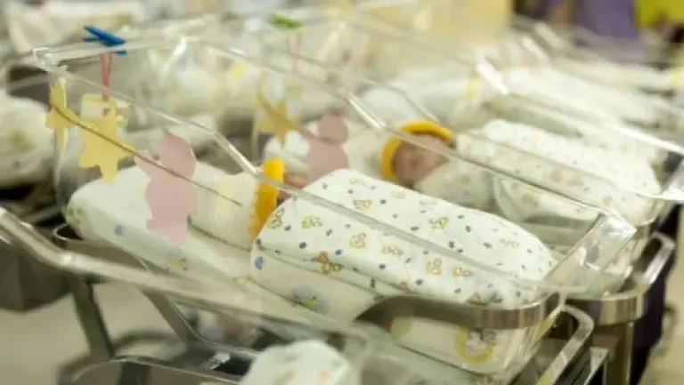 BEBA POŽURILA NAPOLJE! Mama iz Novog Pazara se porodila NA TROTOARU – na svet došao JAK I ZDRAV dečak