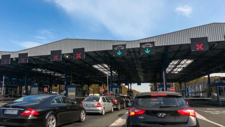 VELIKE GUŽVE NA GRANICAMA Negde se čeka i po više sati, a evo gde je najkraće zadržavanje
