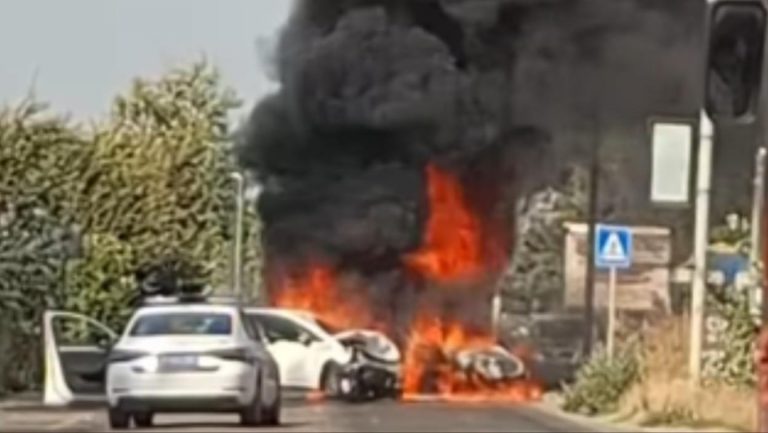 DRAMATIČNE SLIKE NA PUTU PANČEVO-BEOGRAD Plamen progutao automobil: “Samo da su izašli iz auta na vreme” (VIDEO)