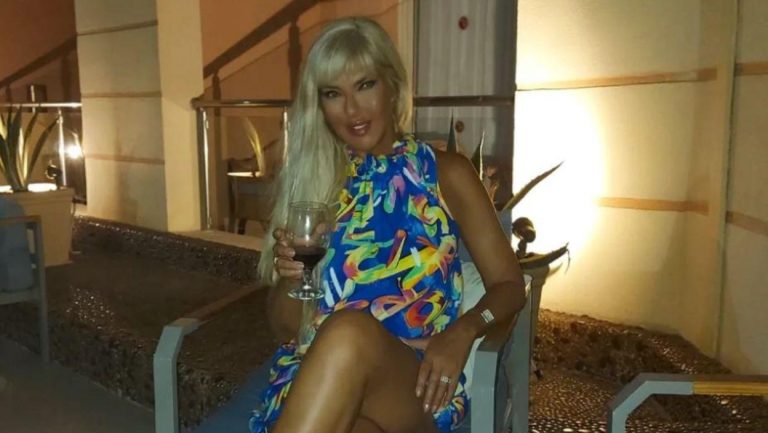 Niko ne veruje da ima 58 godina! Jami pokazala ČIME RASPOLAŽE – Preplanule duge noge, ravan stomak, napravila POMETNJU na plaži