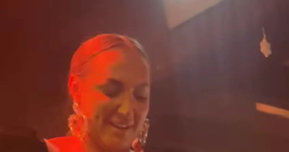 (VIDEO) SA BINE BACA CRVENE GAĆE U PUBLIKU Šok scena na nastupu naše pevačice – Gosti se grabe za čipkani veš