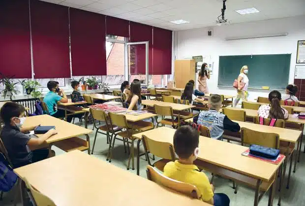 Danas sve škole treba da se izjasne o nadokandi časova! Na stolu 4 opcije, jedna je najizvesnija