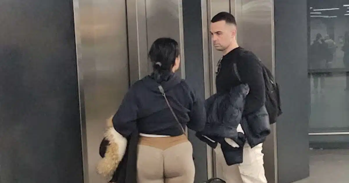Poznata pevačica ukrala poglede U HELANKAMA KOJE ISTIČU ZADNJICU: Opasno se utegla i SVE PUCA NA NJOJ – dečko se ne odvaja od nje na aerodromu (VIDEO)