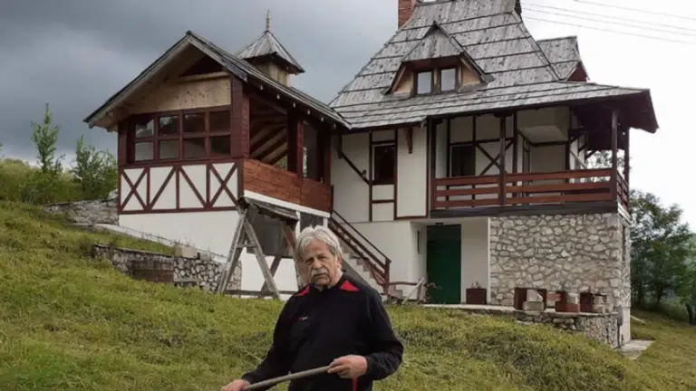 GAJI BAŠTU, KOSI TRAVU I PRAVI MELEME Ljubivoje Ršumović (85) uživa u seoskim poslovima – ovako izgleda njegovo parče raja na Zlatiboru