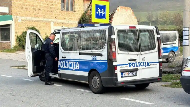 UHVAĆEN NA PRELAZU U PLJEVLJIMA Otac i kćerka pokušali da krijumčare alkohol iz Srbije