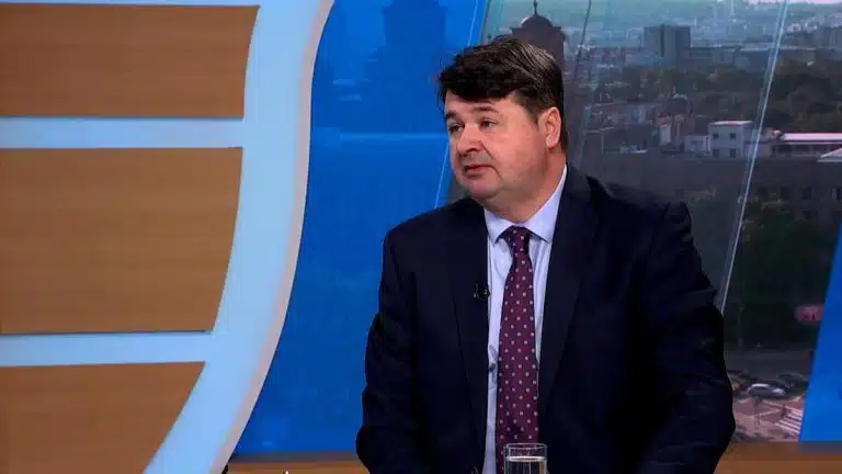 SVAKA VLADA JE POLITIČKA, ZABLUDA JE DA SU MOGUĆE EKSPERTSKE VLADE! Profesor Petrov o rešavanju društveno-političke krize