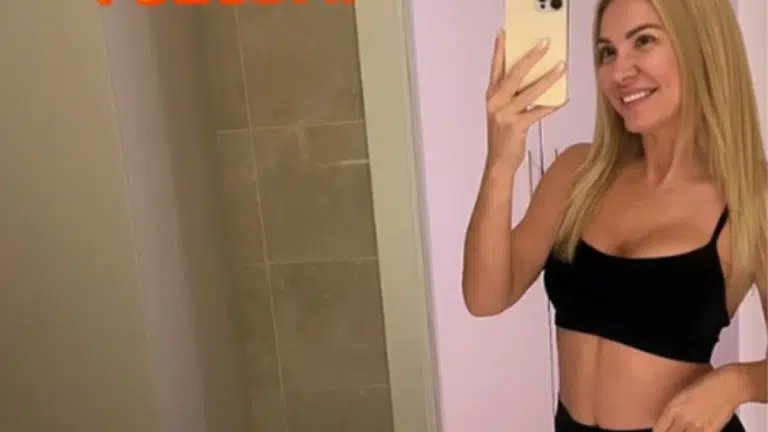 USKA CRNA MAJICA, A TRBUŠNJACI SAMO PUCAJU Voditeljka se slikala ispred ogledala: Pokazala vitku liniju, ne skida osmeh sa lica