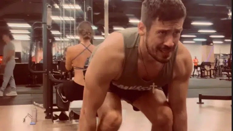 NIKOLA ROKVIĆ IMAO 110 KG, A SAD MU SE SVAKI MIŠIĆ NA TELU OCRTAVA Pevač objavio snimak iz teretane, ovako održava liniju