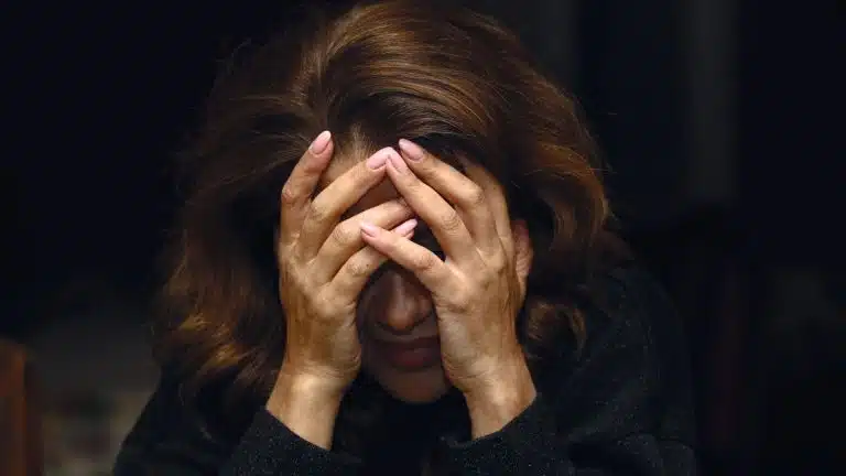 MAJKA JE DALA NA USVAJANJE Jeziva životna priča naše pevačice: “Sestra mi se utopila”