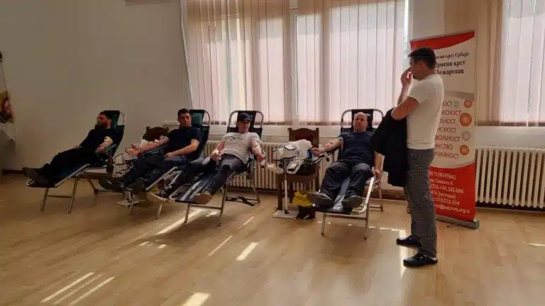 HUMANOST POTVRĐENA I OVE GODINE: Zaposleni u KPZ Zabela uoči Uskrsa donirali krv! Među davaocima i radnici koji su više od 30 puta pokazali da imaju veliko srce