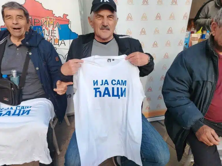 “DOŠLO DOTLE DA TREBA SRBIJU BRANITI OD SRBA” Milenko proteran iz Glamoča tokom rata, danas na svenarodnom skupu poziva na jedinstvo: VUČIĆ ZNA ŠTA RADI!