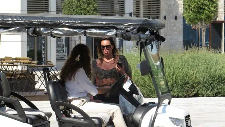 LUKASOVA BIVŠA UŽIVA ZA SVE PARE Sonja Vuksanović za praznike otputovala na primorje, jede ostrige i odmara pored mora: Pejzaži leče dušu