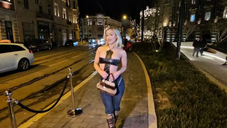 ŠOKANTNO IZDANJE EME RADUJKO U CENTRU GRADA Gole grudi prekrila kožnim trakama u znaku krsta, a Gudelja oduvala: “Nisam zaljubljena”