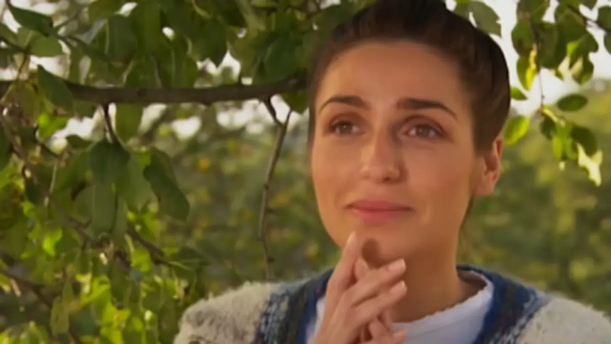 (FOTO) Svi je znate kao tugaljivu Radašinovu ćerku u seriji “Selo gori, a baba se češlja”: Danas bi prošli pored nje i ne biste je prepoznali
