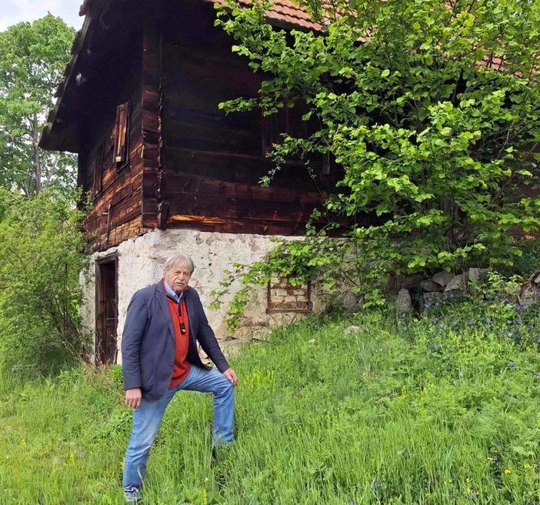 Gaji baštu, kosi travu i pravi meleme: Čika Ršum u rodom selu napravio oazu mira, ovakva lepota će vam zagrejati dušu (FOTO)