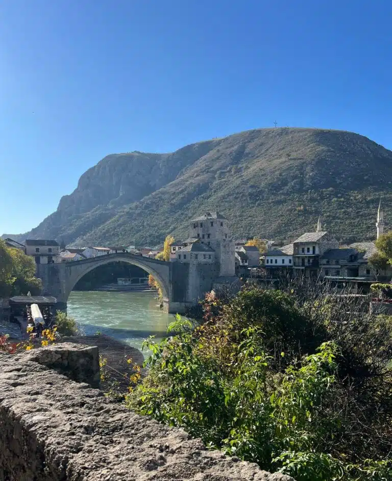 OSKRNAVLJENA SRPSKA PRAVOSLAVNA CRKVA U MOSTARU: Sumnja se da je u pitanju poruka Srbima da se isele! (FOTO)