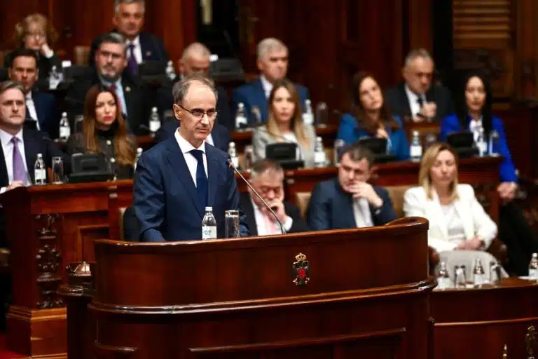 UŽIVO “DRŽAVA JE SVETINJA, SRBIJA JE UMORNA OD PODELA I BLOKADA” Mandatar Macut izlaže ekspoze: Pozivam na hitan dijalog! Moja vrata su otvorena 24 sata