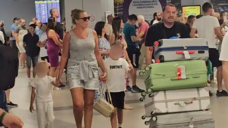 Srpski pevač (44) ima dvoje dece i brak, a onda se oglasila njegova ljubavnica: Sve je obelodanila, evo kako je pukla bruka