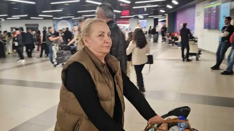 VESNA ZMIJANAC SEČE POGLEDOM NA AERODROMU Obukla leopard pantalone, a na licu neraspoloženje (Video)