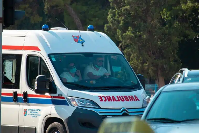 HITNA KRENULA DA ŽENI SPASI ŽIVOT, DETE PALO NA ŠOFERKU SA ČETVRTOG SPRATA! Bizarna nesreća, svi su u šoku