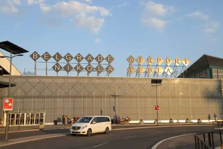 VELIKA ZAPLENA NA BEOGRADSKOM AERODROMU, PUTNICI MISLILI PROĆI ĆE LAKO ZA PRAZNIKE! U prtljagu skrivali pravo blago, evo šta su carinici sve oduzeli (FOTO)