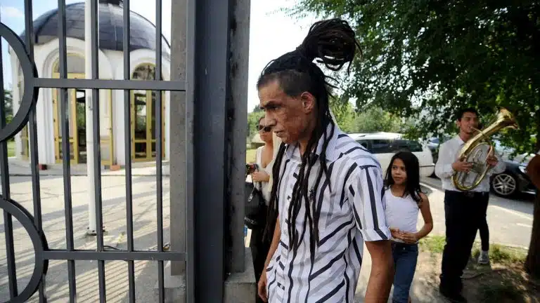 PEVAČ JE U INDIJI TRAŽIO LEK ZA SINA Njegov naslednik sa 6 godina zadobio jezive opekotine na licu: “Sai Baba je pomogao mom detetu”