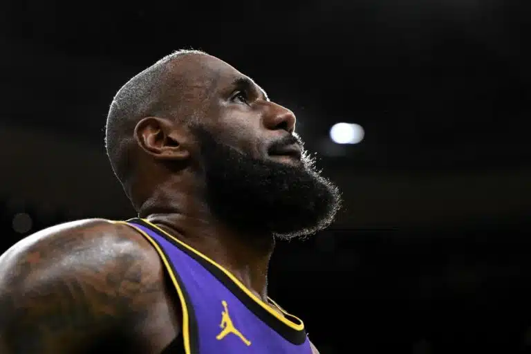 SVAĐAO SE SA DŽORDANOM, SADA BRUTALNO UDARIO NA LEBRONA: Legenda NBA lige zagrmela zbog asa Lejkersa! On srozava ugled lige!