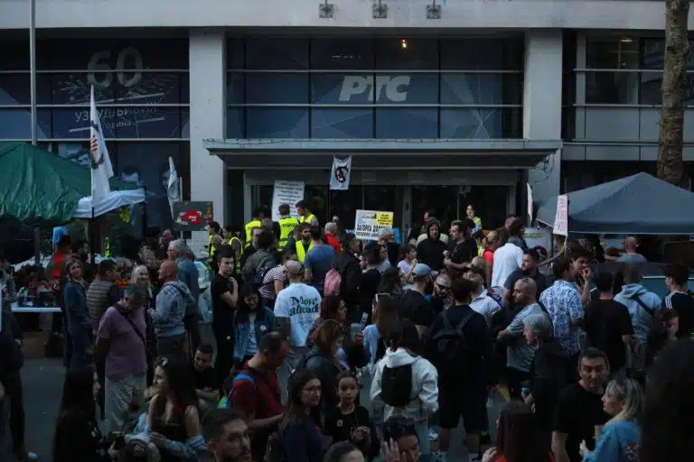 I SIMPATIZERI BLOKADERA PRIZNALI DA SU PROTESTI NASILNI: Tzv. zbor radnika RTS podržao blokadu svoje kuće, A IZVEŠTAVANJE S PROTESTA NAZVAO VISOKORIZIČNIM?!