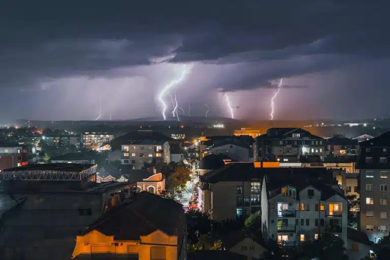 HITNO SE OGLASIO RHMZ, POTOM I MUP Naredna 2 sata su kritična, olujna masa kreće se prema nama: Uz veliku količinu kiše i grmljavinu stiže i ova nepogoda (FOTO)