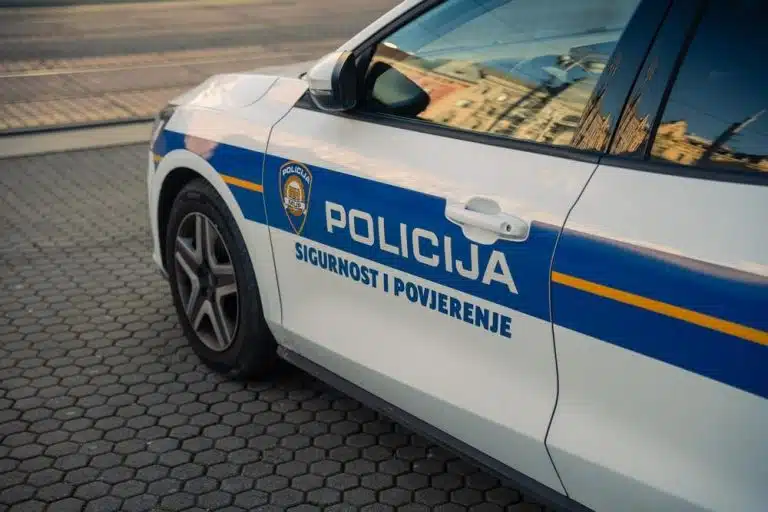 STRAVIČNA SAOBRAĆAJNA NESREĆA, POGINULO DVOJE DECE: Vatrogasci morali da seku vozila kako bi došli do ljudi, strašne vesti iz Slavonije!